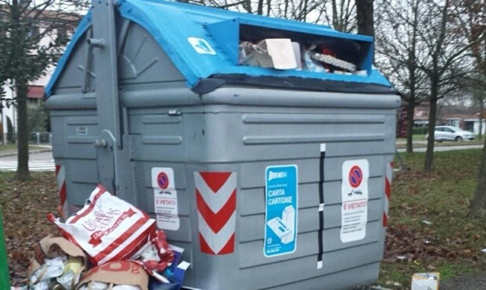 Cassonetti della carta strapieni