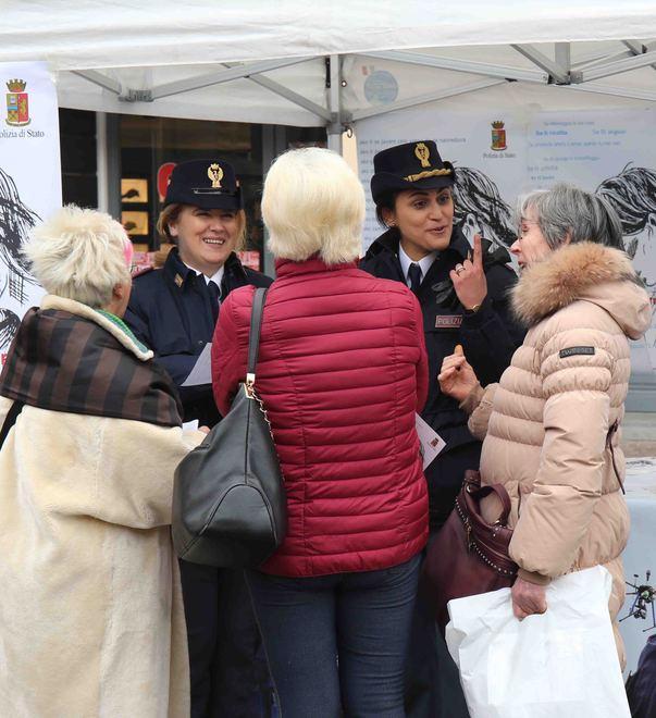 Polizia in piazza Prampolini per smascherare il non-amore