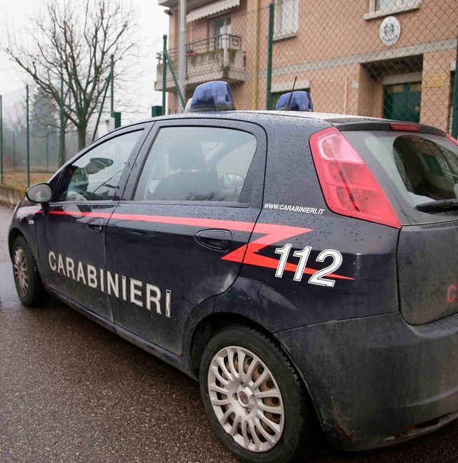 Rubano gli estintori e li vuotano nel parcheggio 