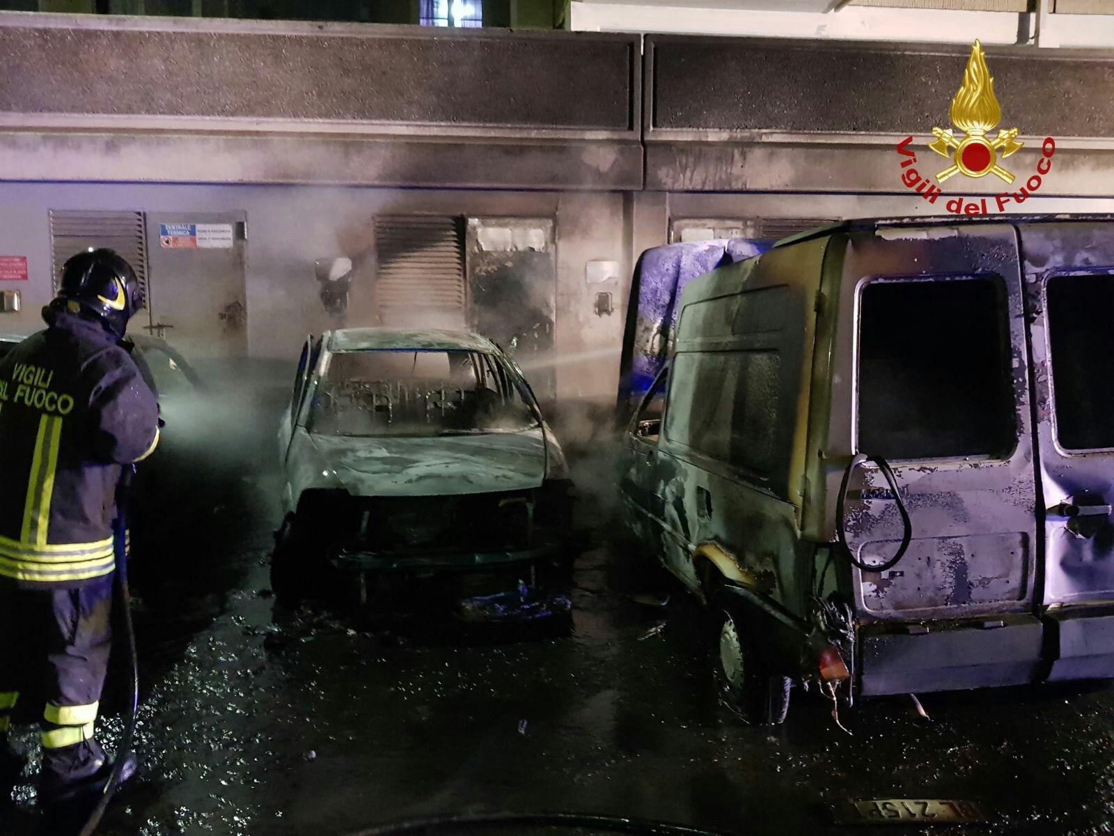 L'incendio delle auto e di un furgone a Sant'Elia (foto Mario Rosas)