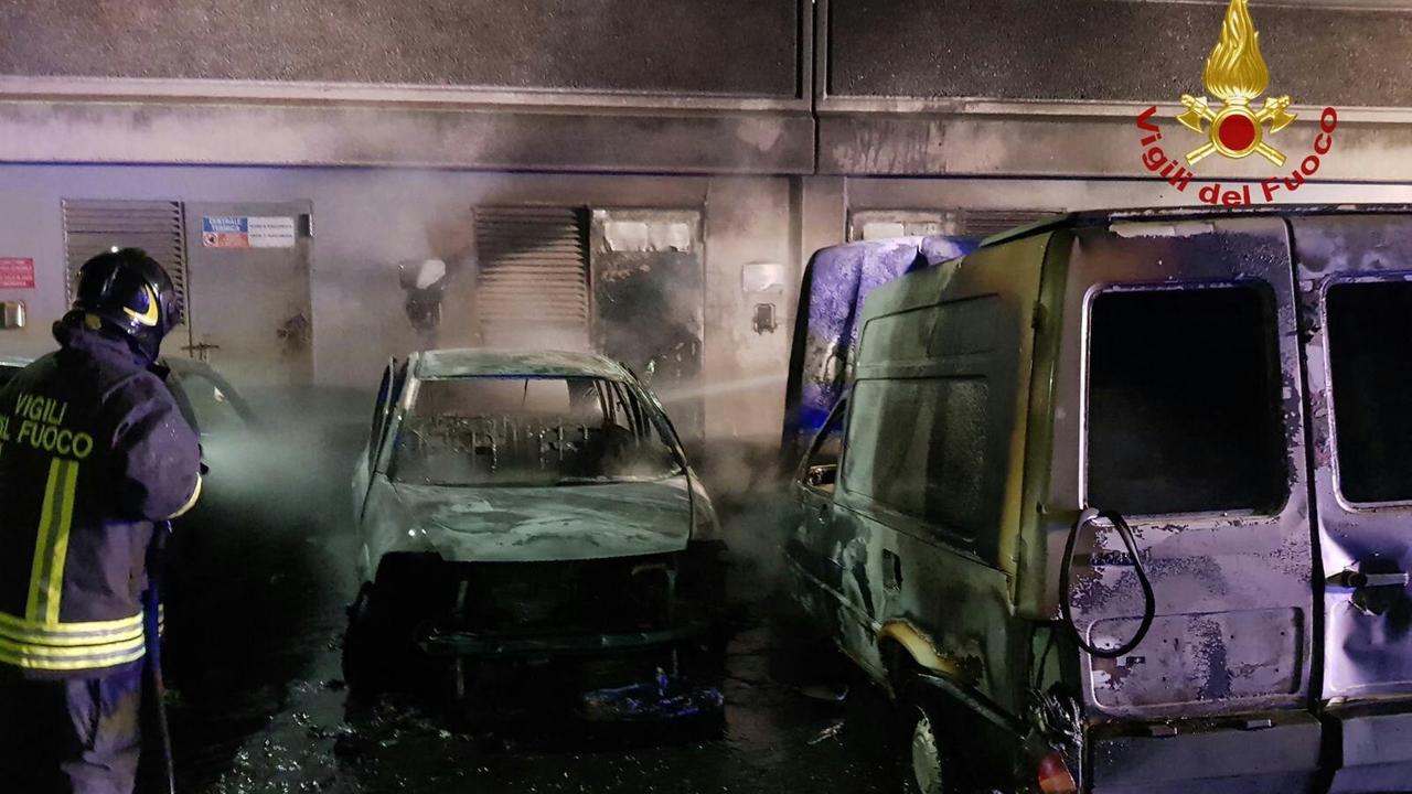 L'incendio delle auto e di un furgone a Sant'Elia (foto Mario Rosas)