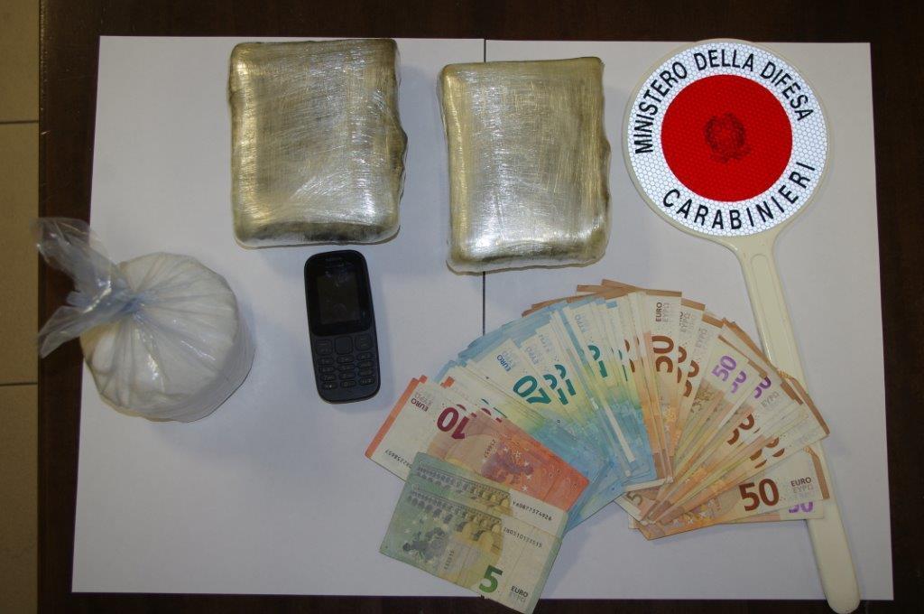 La droga e i soldi sequestrati
