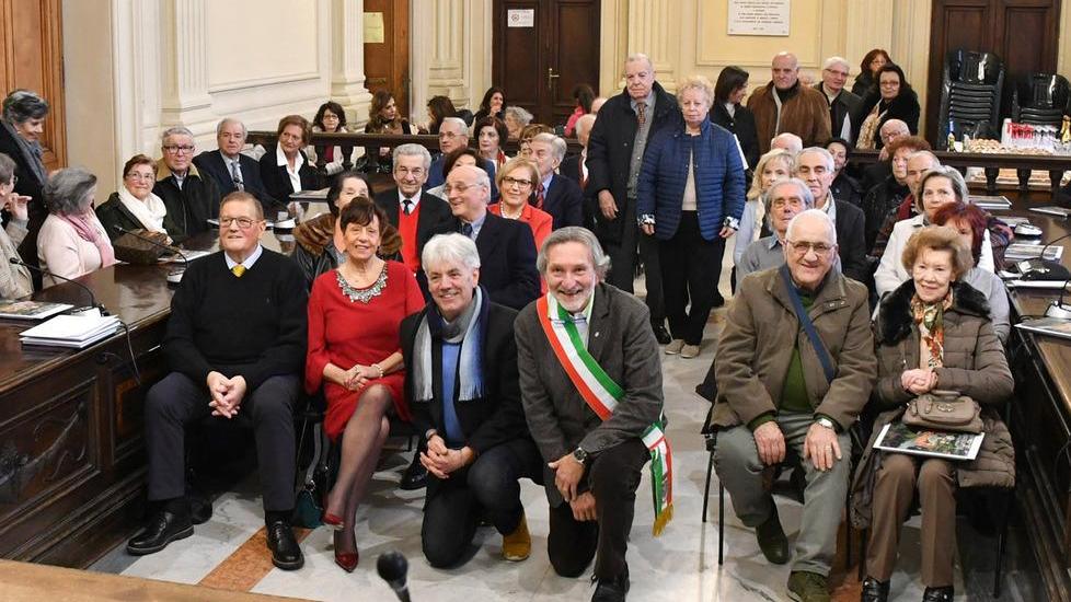 Le coppie di sposi premiate in municipio (Foto Rosellini)