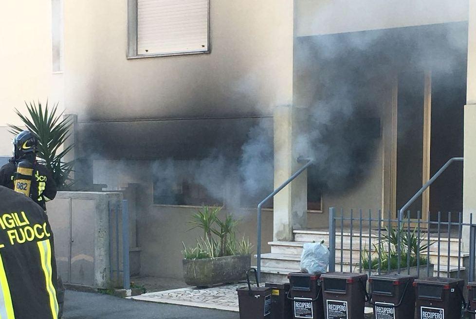 Fiamme nel condominio, scatta l’evacuazione: un intossicato