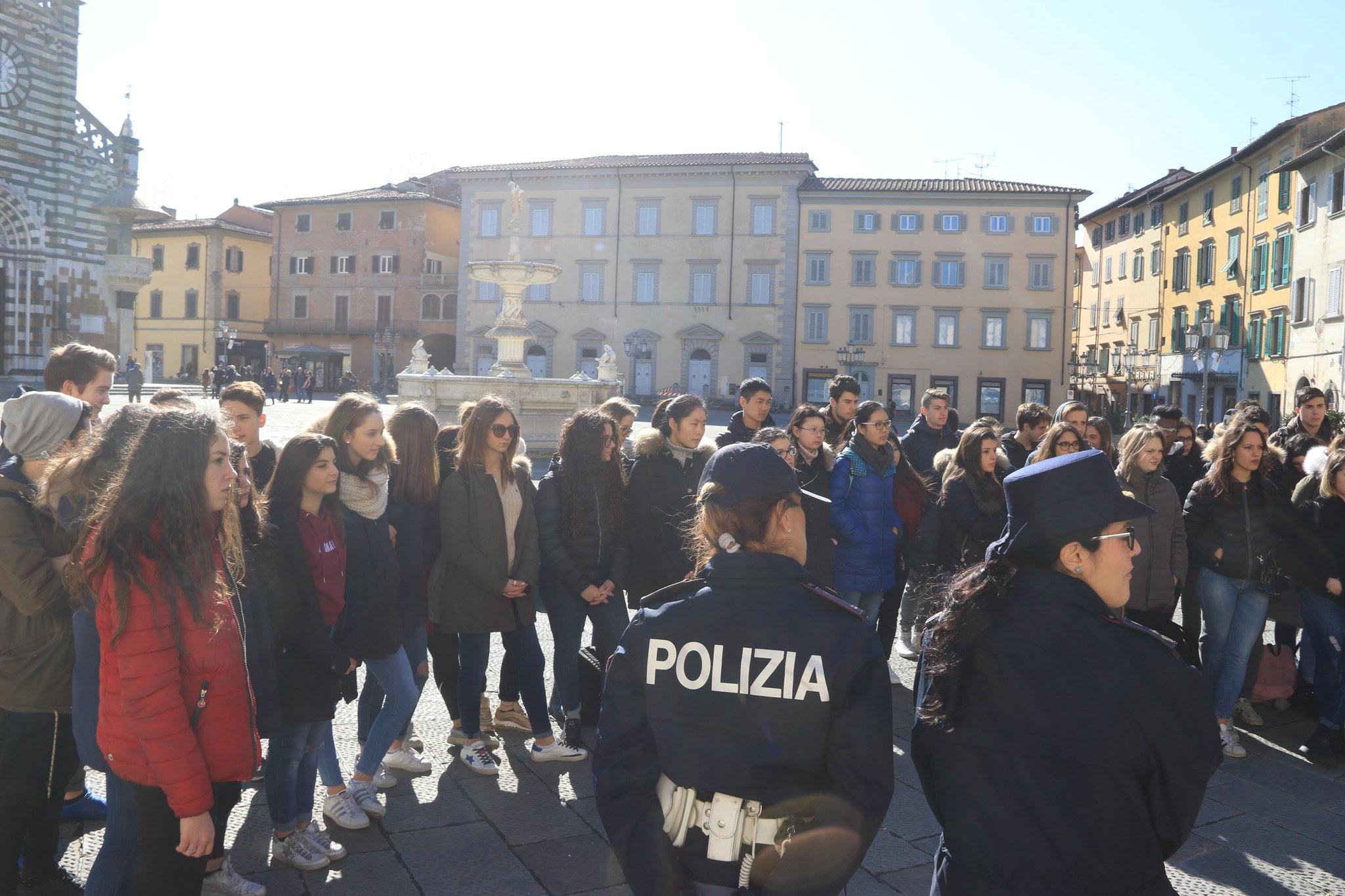 L'iniziativa della Polizia contro la violenza sulle donne che si è svolta il 14 febbraio in piazza Duomo a Prato (foto Sproviero-Batavia)