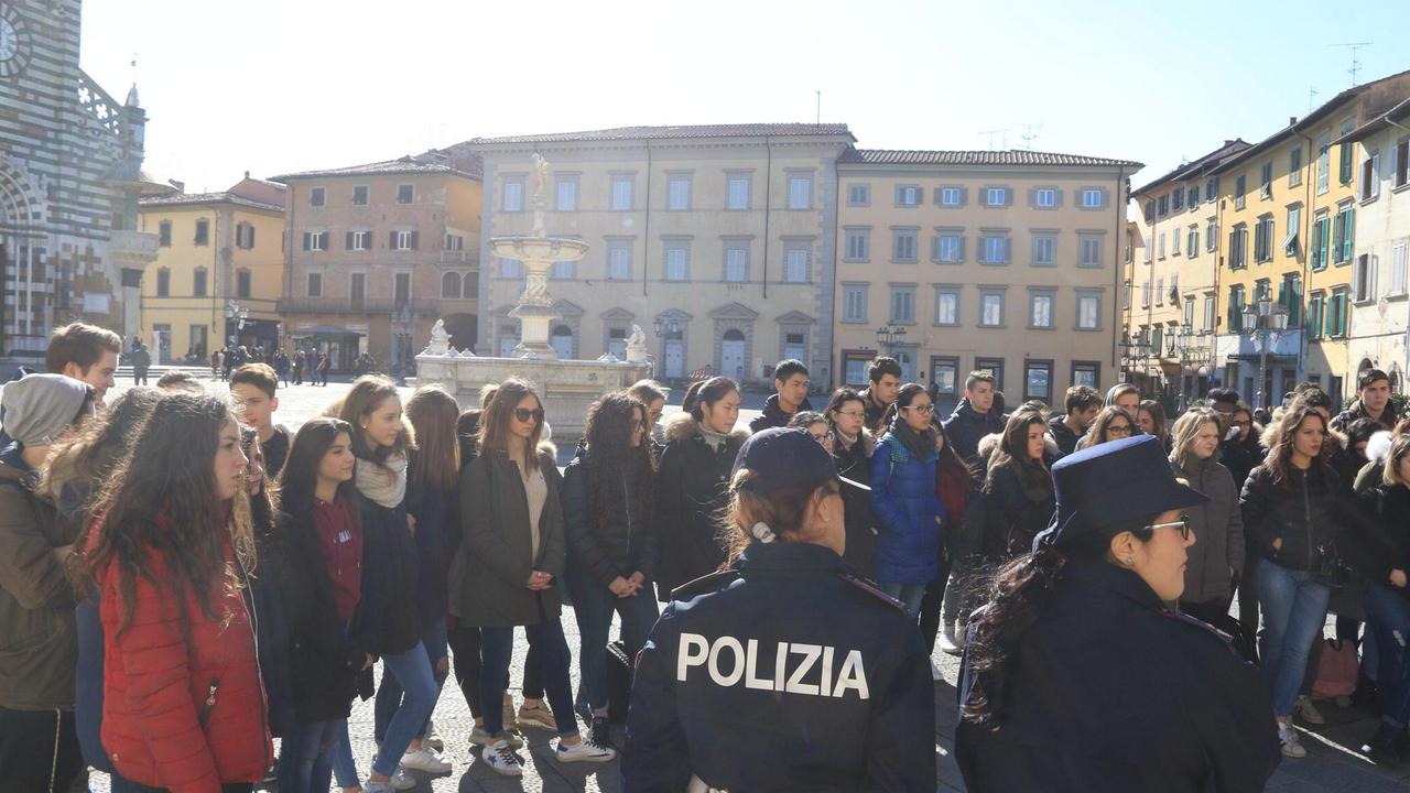 L'iniziativa della Polizia contro la violenza sulle donne che si è svolta il 14 febbraio in piazza Duomo a Prato (foto Sproviero-Batavia)