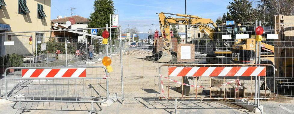 Viale chiuso per lavori, timori per i commercianti 