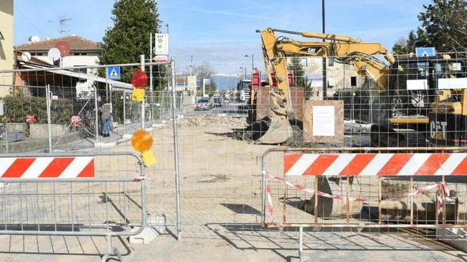 Viale chiuso per lavori, timori per i commercianti