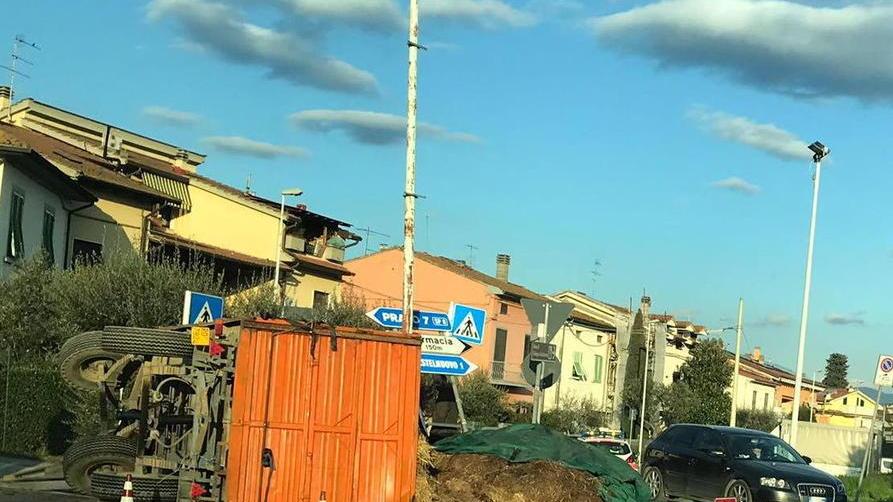 Si ribalta il rimorchio del letame