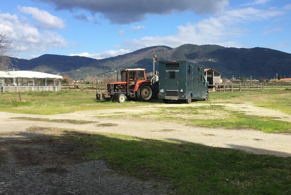 Rubano un van e un trattore dal maneggio dei cavalli 