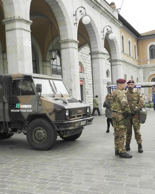 Inveisce in strada contro i soldati che volevano identificarla