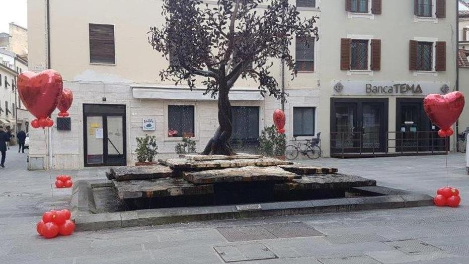 Decine di cuori colorano il centro