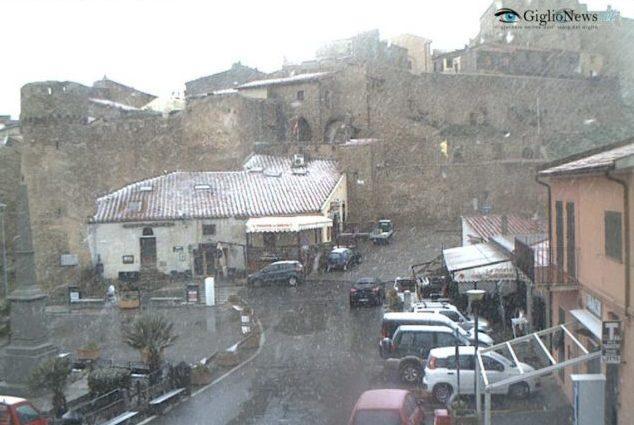 Tetti imbiancati di neve a Isola del Giglio