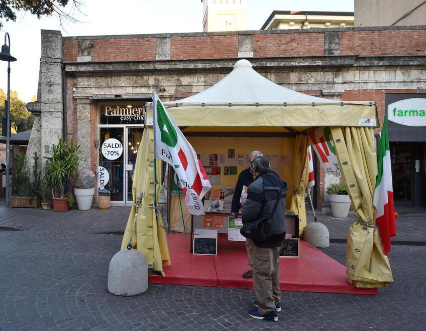 Gazebo copre i negozi: è polemica 