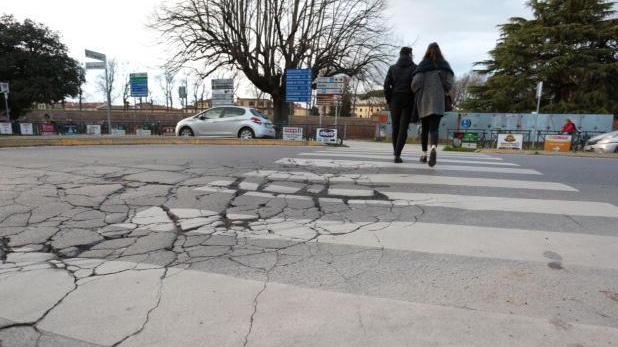 Crepe sulle strisce pedonali