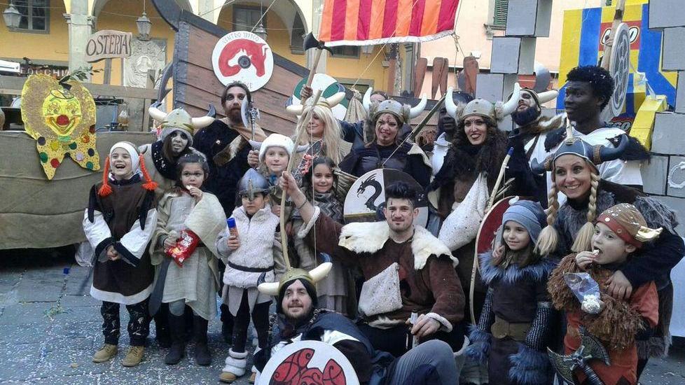 Sfilata dei carri vincono i Vichinghi di Teglia