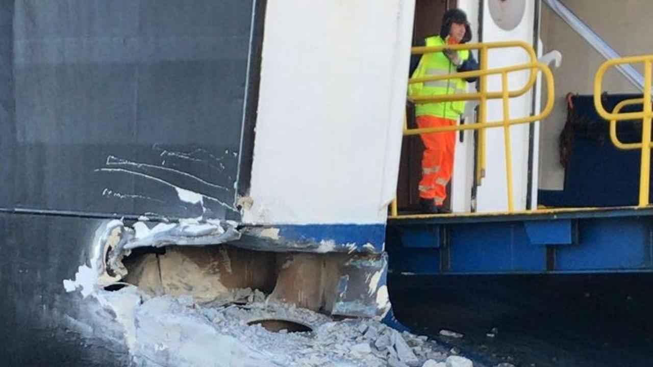 Il traghetto Tirrenia si schianta sulla banchina