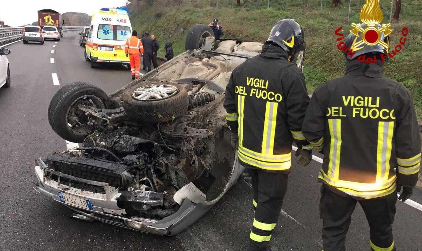 Perde il controllo dell’auto che si ribalta sulla 131 dcn