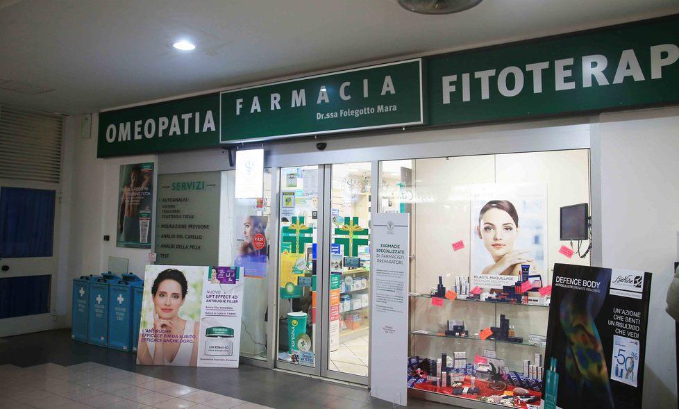 Si finge cliente della farmacia ma ruba tutto l’incasso 