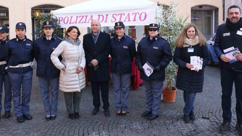 Minacciata una donna ogni due giorni