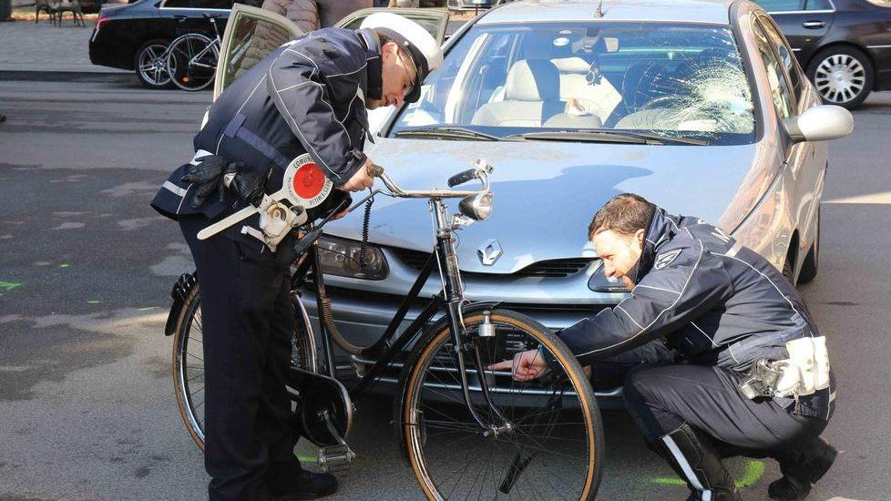 Ciclista 85enne centrato da una macchina