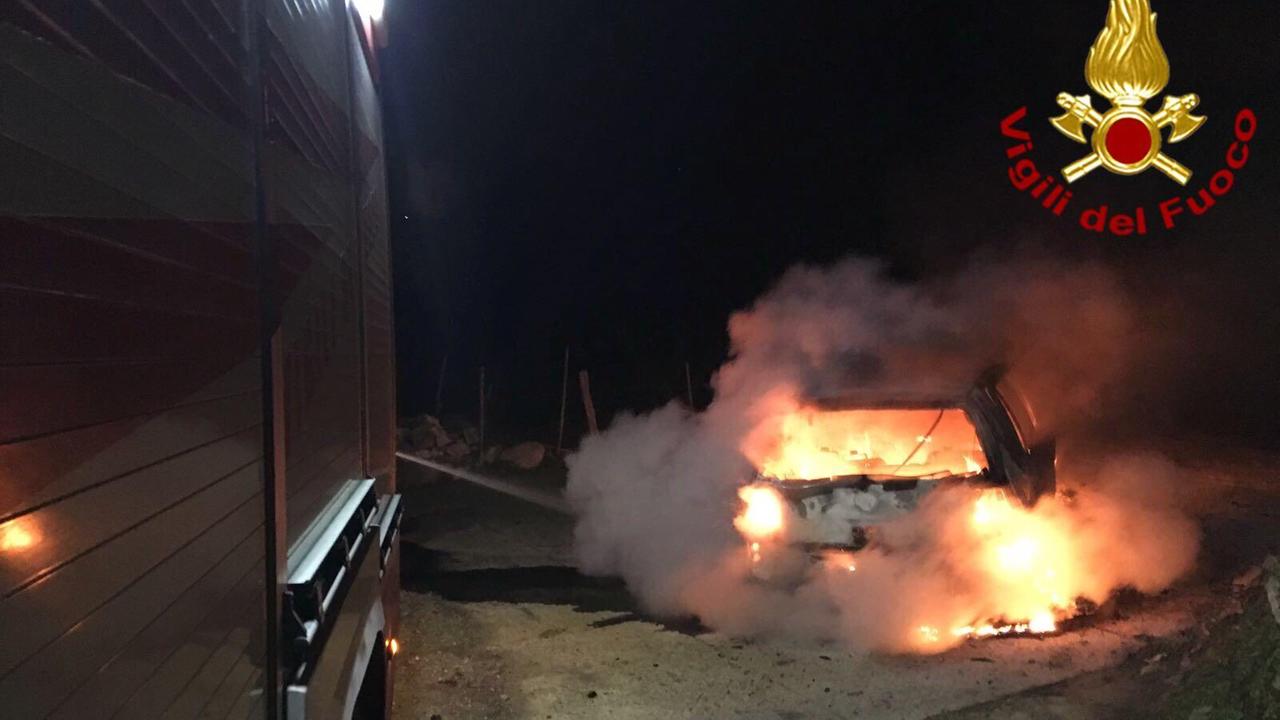 Onanì, Volkswagen Golf rubata a Torpè data alle fiamme