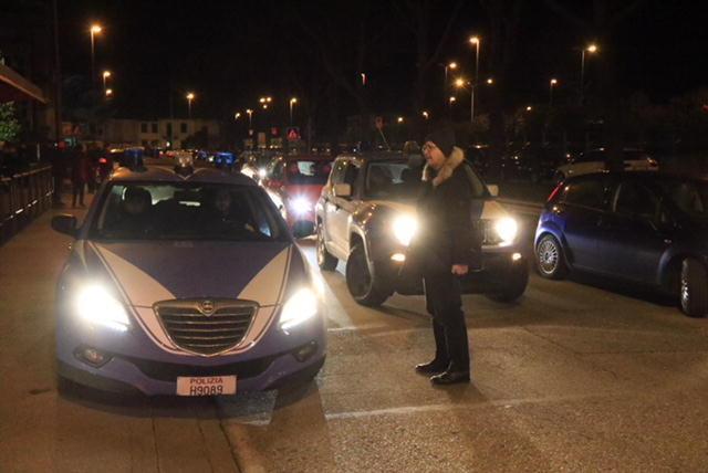 Una volante della polizia per le strade di Prato