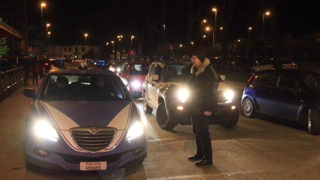 Una volante della polizia per le strade di Prato