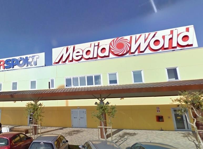 L'insegna di Mediaworld al centro commerciale Aurelia Antica di Grosseto (foto Agenzia Bf)