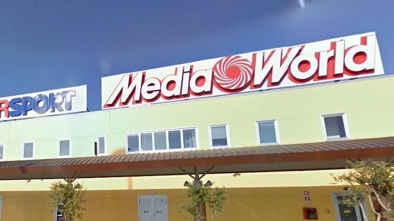 L'insegna di Mediaworld al centro commerciale Aurelia Antica di Grosseto (foto Agenzia Bf)