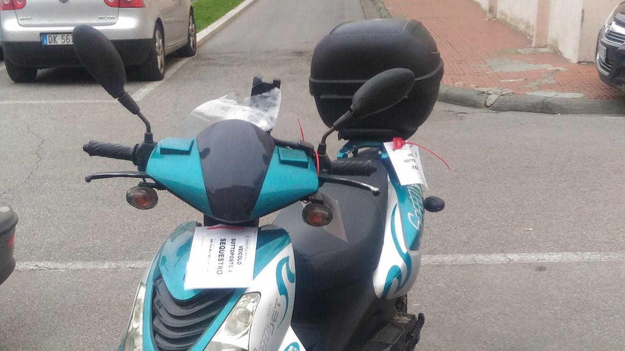 Il ciclomotore sequestrato