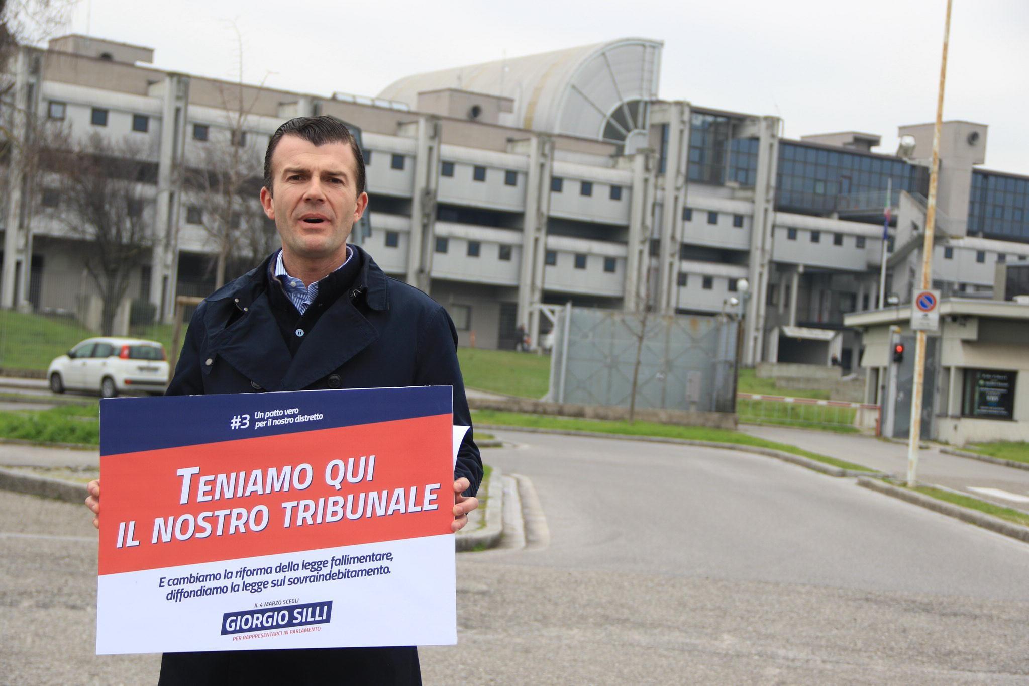 Giorgio Silli di fronte al tribunale di Prato (foto Sproviero-Batavia)