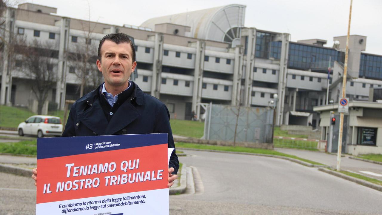 Giorgio Silli di fronte al tribunale di Prato (foto Sproviero-Batavia)