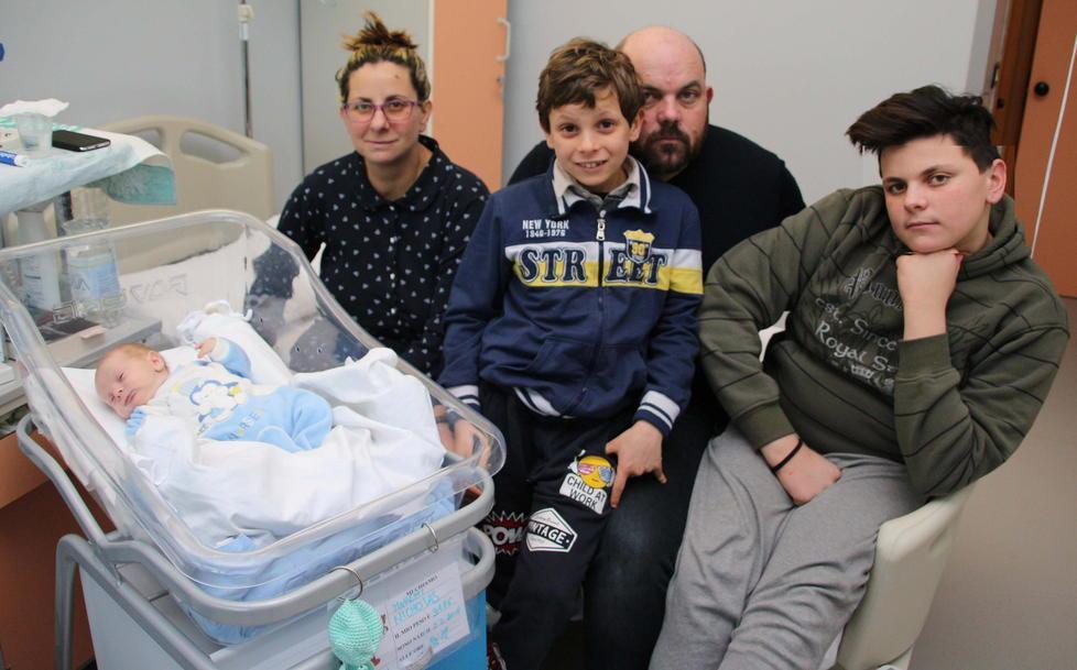 Colpita da meningite, viene fatta partorire: salvati madre e neonato 