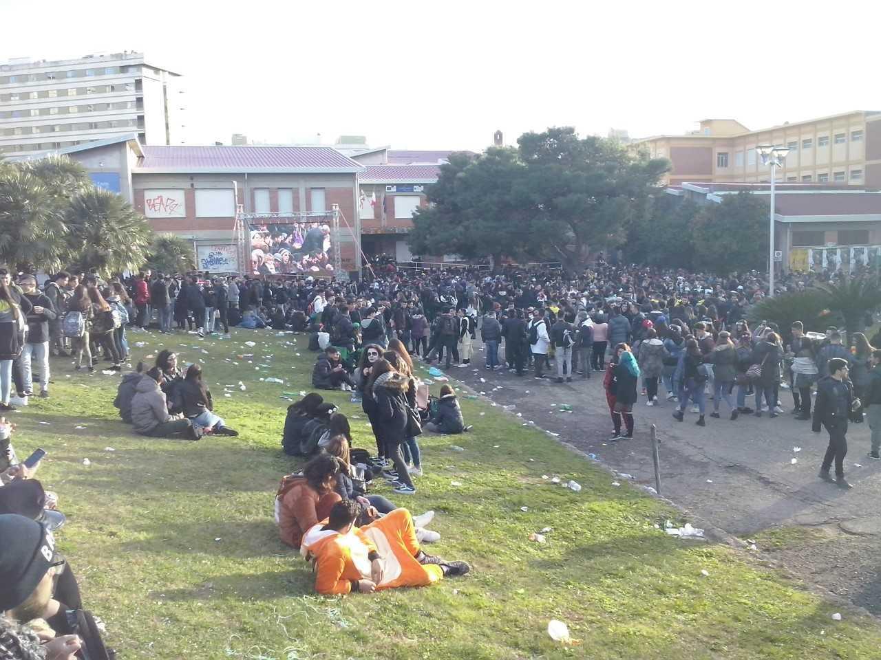 L'assembramento di ragazzi nel piazzale del tribunale