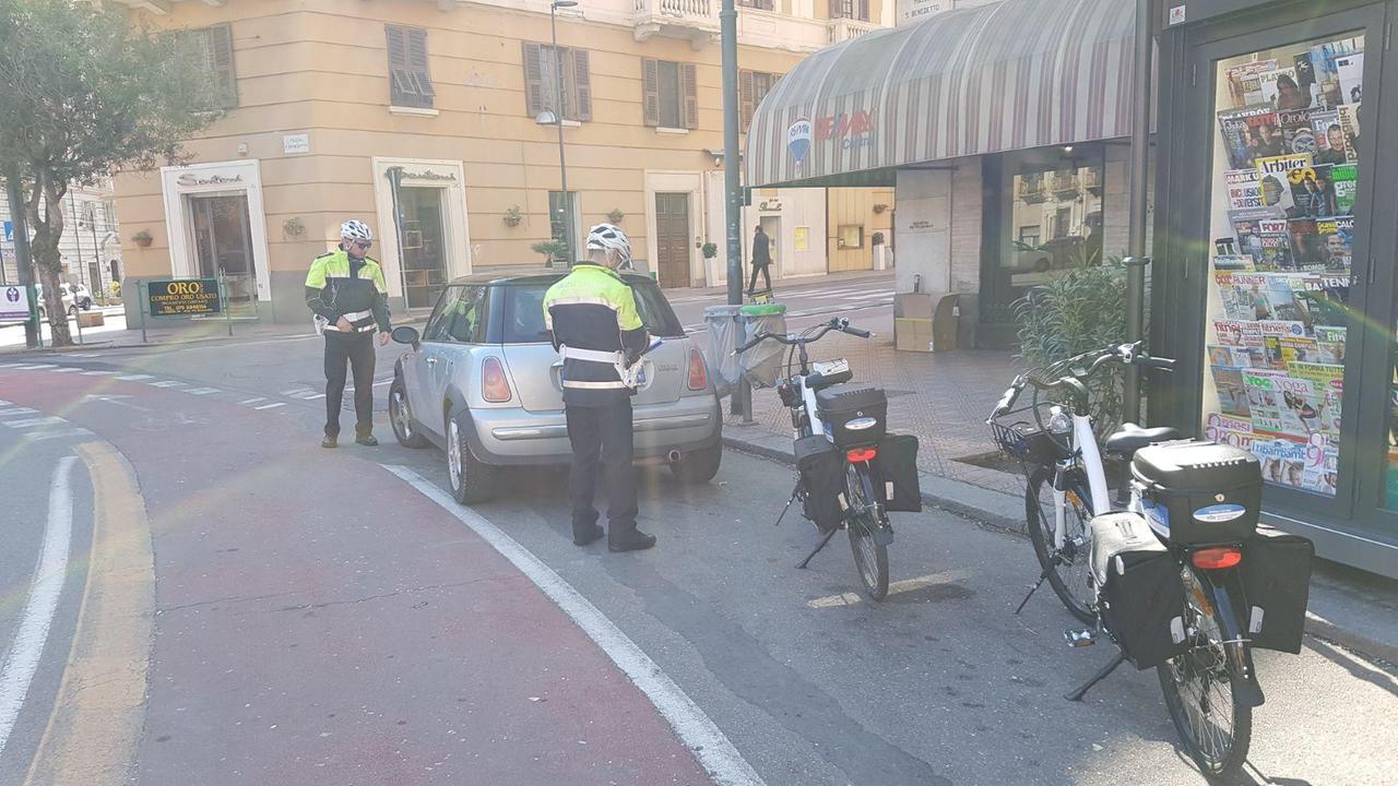 Gli agenti della polizia municipale in azione in piazza San Benedetto