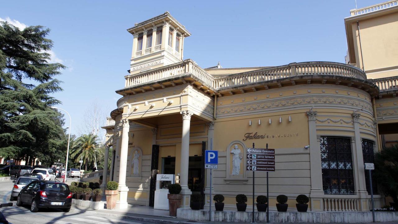 L’ingresso del caffè Imperiale quando era sede delle gioiellerie Fabiani