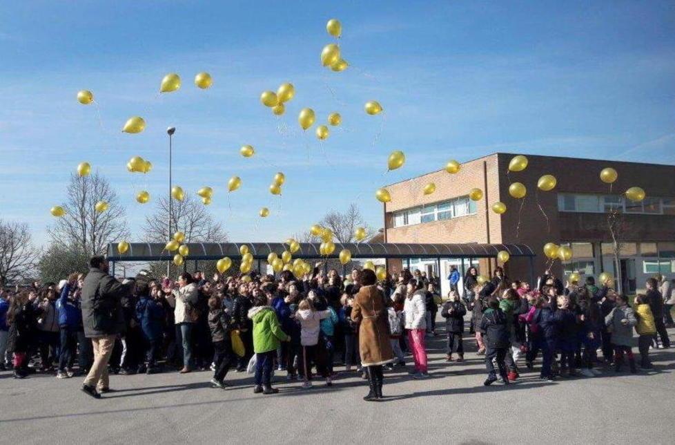 Palloncini dorati in cielo per la lotta al tumore infantile