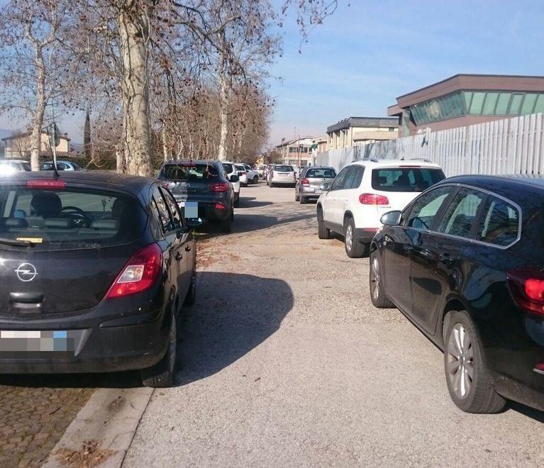 Sosta selvaggia tra le aziende «Basta, mettete i dissuasori» 