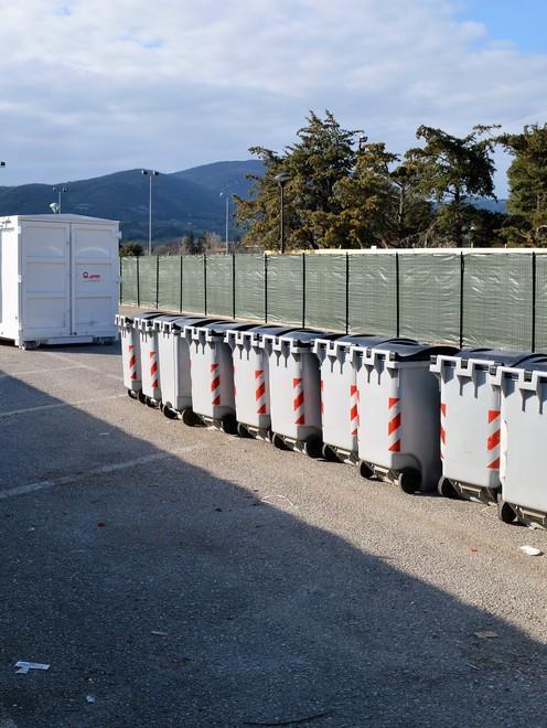 Isola ecologica, Parodi attacca 