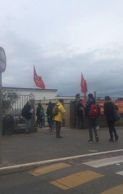 I Carc dopo il blitz al liceo «Volantinaggio riuscito»