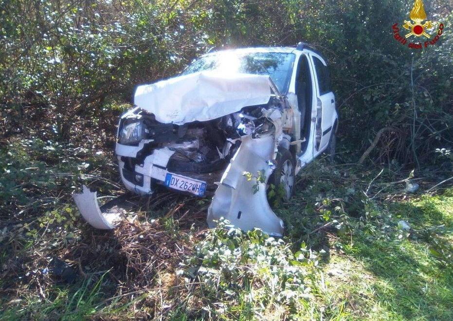 Scontro frontale tra auto, tre feriti portati all’ospedale