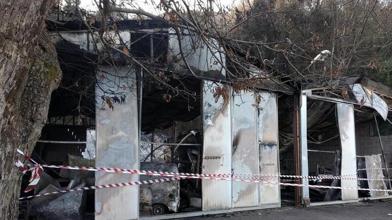 Incendio distrugge 13 mezzi del Comune