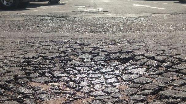 Asfalto disastrato in piazza Moro