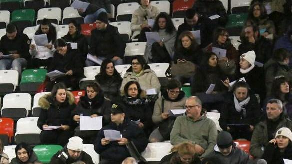 Il sogno del posto fisso attira duemila persone