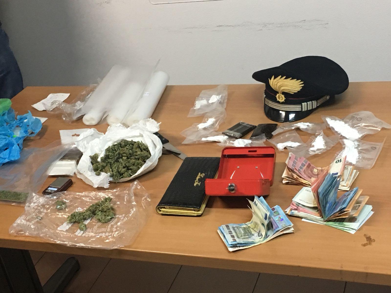 Arrestato spacciatore trovato in possesso di dosi di coca e hashish