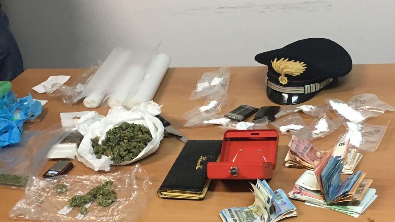 Arrestato spacciatore trovato in possesso di dosi di coca e hashish