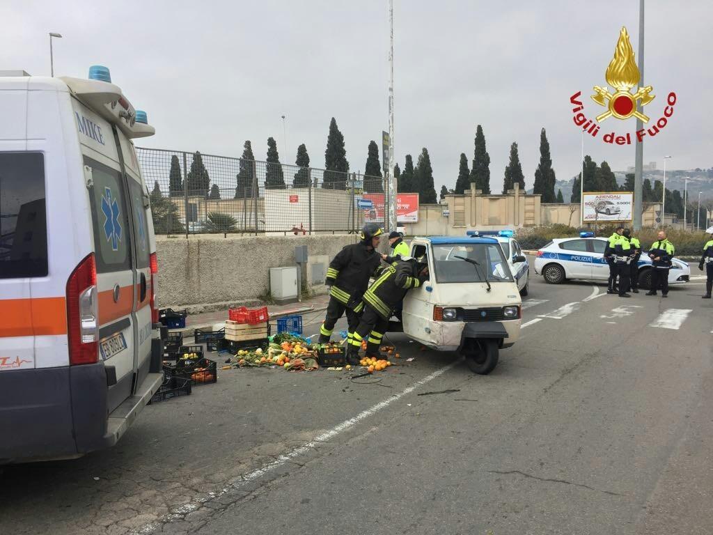 Moto Ape cappotta: conducente ferito 