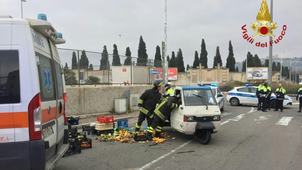 Moto Ape cappotta: conducente ferito