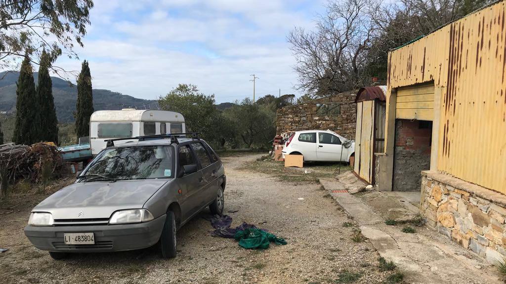 Cadavere di un uomo dentro un'auto: è morto quattro mesi fa